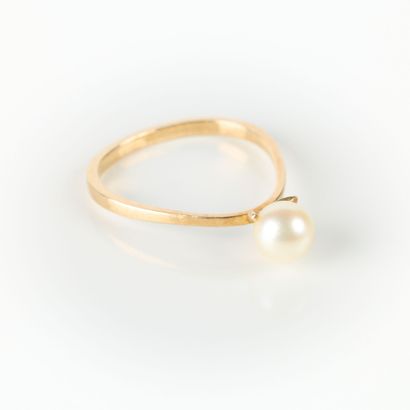 Gold ring (750‰) set with a cultured pearl...