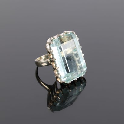 White gold (750‰) ring set with a large emerald-cut...