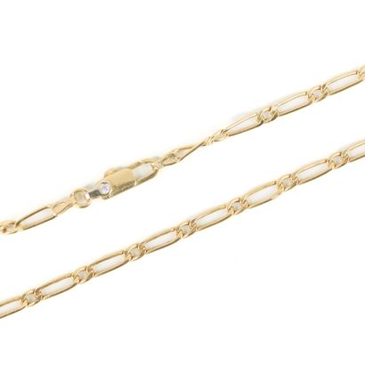 Gold chain with alternating horse chain,...