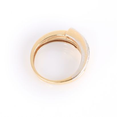 Two-tone gold ring (750‰), set with an oval...