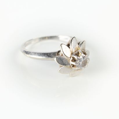 White gold and platinum rosette ring set...