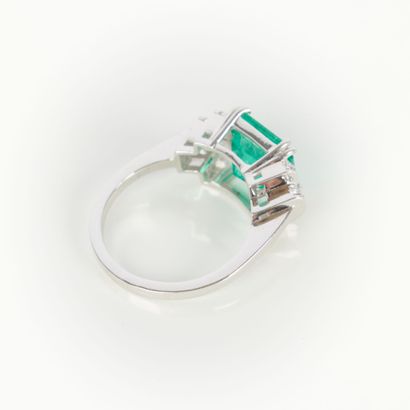 Platinum ring set with a natural Colombian...
