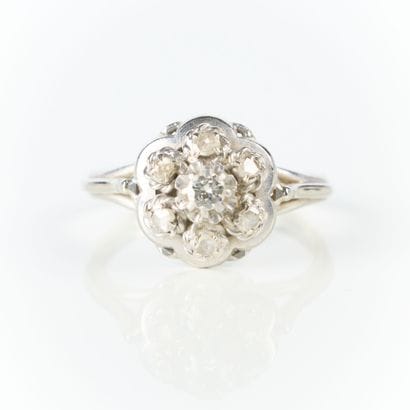 Platinum (850‰) daisy ring set with a round...
