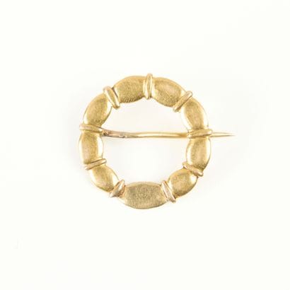Gold ring brooch (750‰). Horse head hallmark....