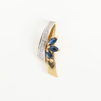 Two-tone gold pendant (750‰), set with three...
