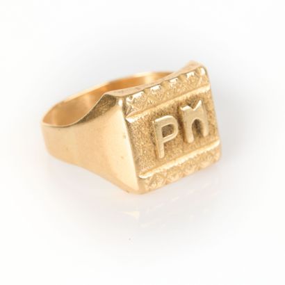 Gold signet ring monogrammed PM. 
Weight:...