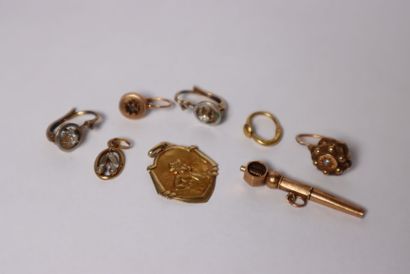 Lot of gold debris: earrings, watch key,...