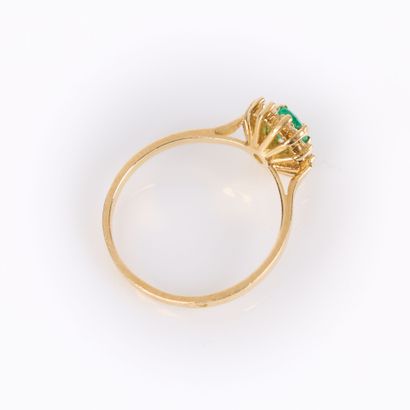 Gold (750‰) daisy ring, set with an oval...