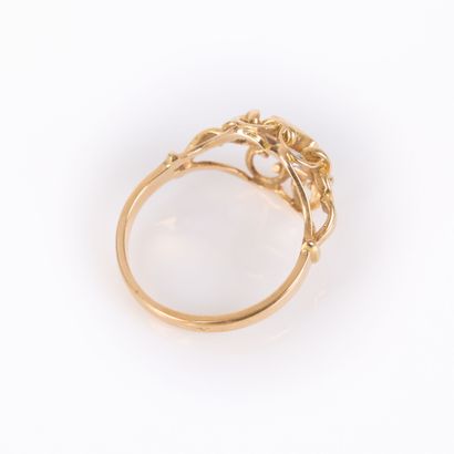 Gold ring (750‰), set with a princess-cut...