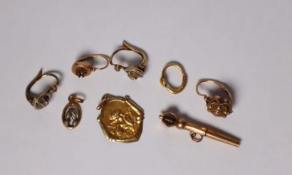 Lot of gold debris: earrings, watch key,...