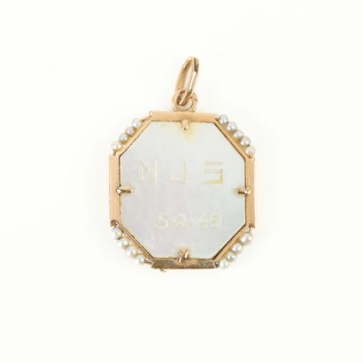 Engraved mother-of-pearl medal of the Virgin...