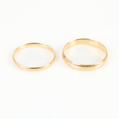 Lot of 2 gold wedding rings (750‰). TDD 55...