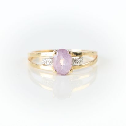 Gold ring set with an oval amethyst. TDD...