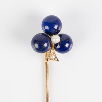 Rose gold tie pin decorated with a trefoil...
