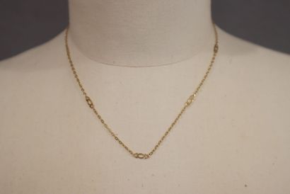 Gold chain with interlaced geometric motif....