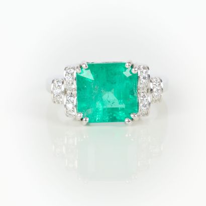 Platinum ring set with a natural Colombian...