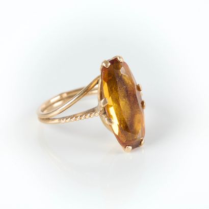 Asymmetrical ring in gold (750‰) set with...