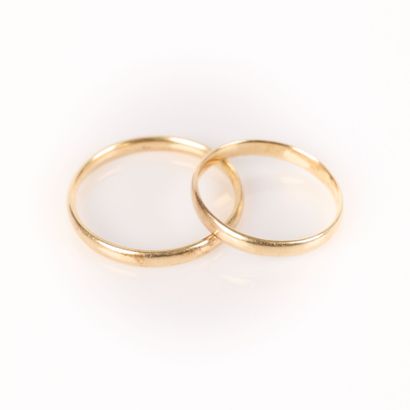 Lot:
- 1 gold wedding band (750‰). TDD 60....