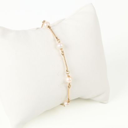 Gold necklace, baton links alternating with...