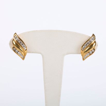 Pair of moving gold stud earrings each set...