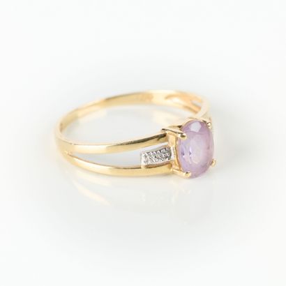 Gold ring set with an oval amethyst. TDD...