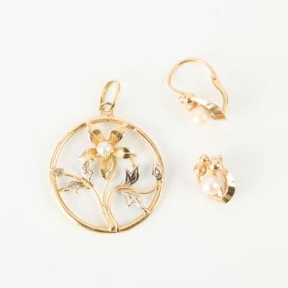 Gold pendant (diam. 22 mm) and pair of sleeper...