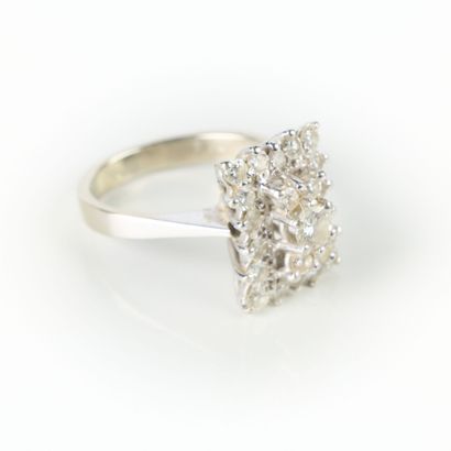 White gold ring featuring a rectangular motif...