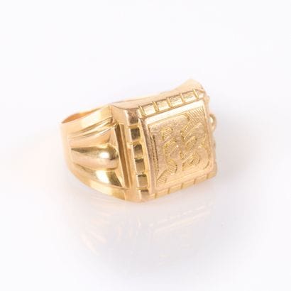 Gold signet ring engraved RB. TDD 65-66....