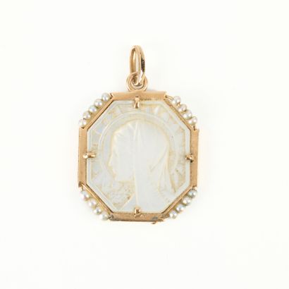 Engraved mother-of-pearl medal of the Virgin...