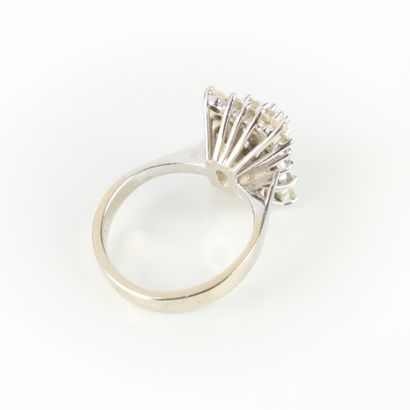 White gold ring featuring a rectangular motif...