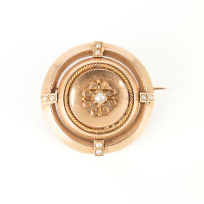 Round gold brooch set with small pearls....