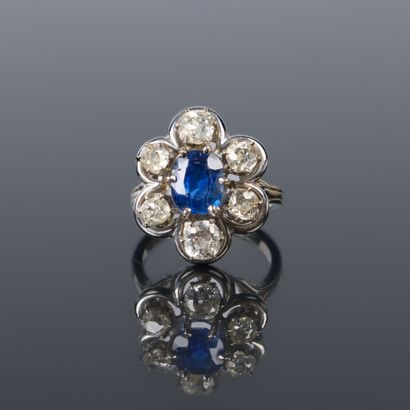 White gold (750‰) and platinum daisy ring,...