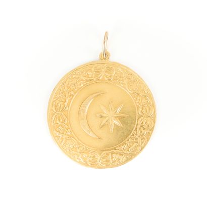 Important gold medal, decorated with inscriptions...