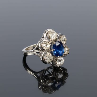 White gold (750‰) and platinum daisy ring,...