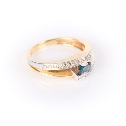 Two-tone gold ring (750‰), set with an oval...