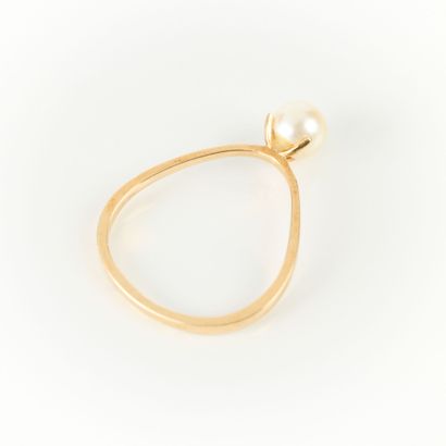 Gold ring (750‰) set with a cultured pearl...