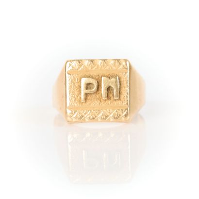 Gold signet ring monogrammed PM. 
Weight:...