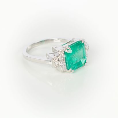 Platinum ring set with a natural Colombian...