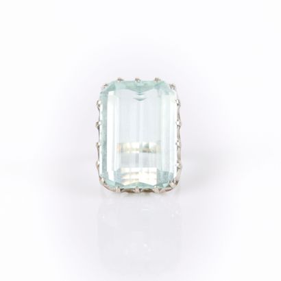 White gold (750‰) ring set with a large emerald-cut...