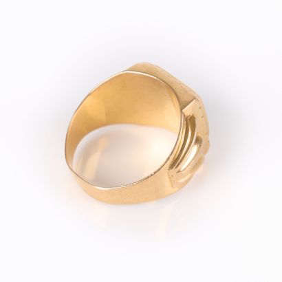 Gold signet ring engraved RB. TDD 65-66....
