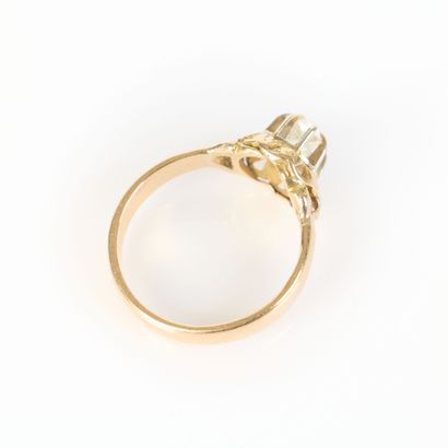 Gold ring (750‰) with a claw-set old-cut...