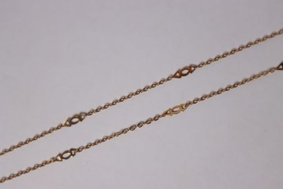Gold chain with interlaced geometric motif....