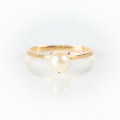 Gold ring (750‰) set with a cultured pearl...