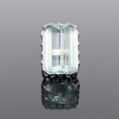White gold (750‰) ring set with a large emerald-cut...