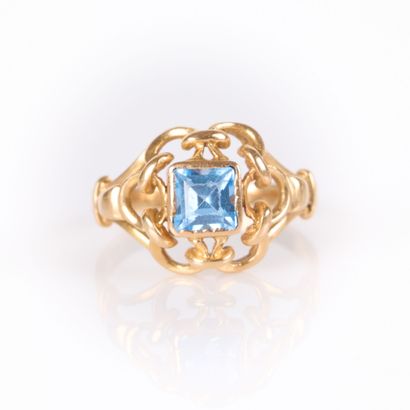 Gold ring (750‰), set with a princess-cut...