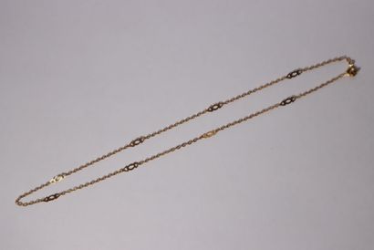 Gold chain with interlaced geometric motif....