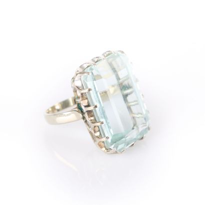 White gold (750‰) ring set with a large emerald-cut...