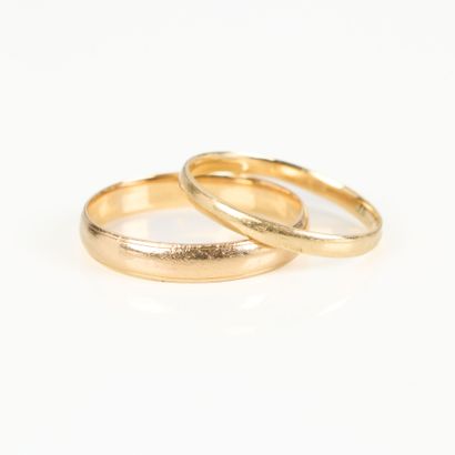 Lot of 2 gold wedding rings (750‰). TDD 55...