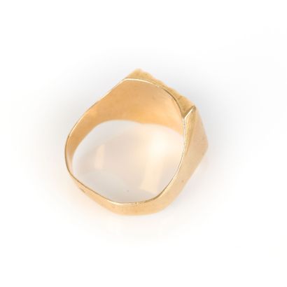 Gold signet ring monogrammed PM. 
Weight:...