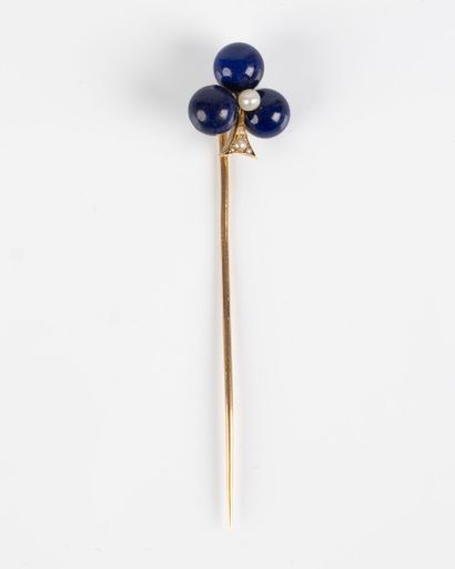 Rose gold tie pin decorated with a trefoil...